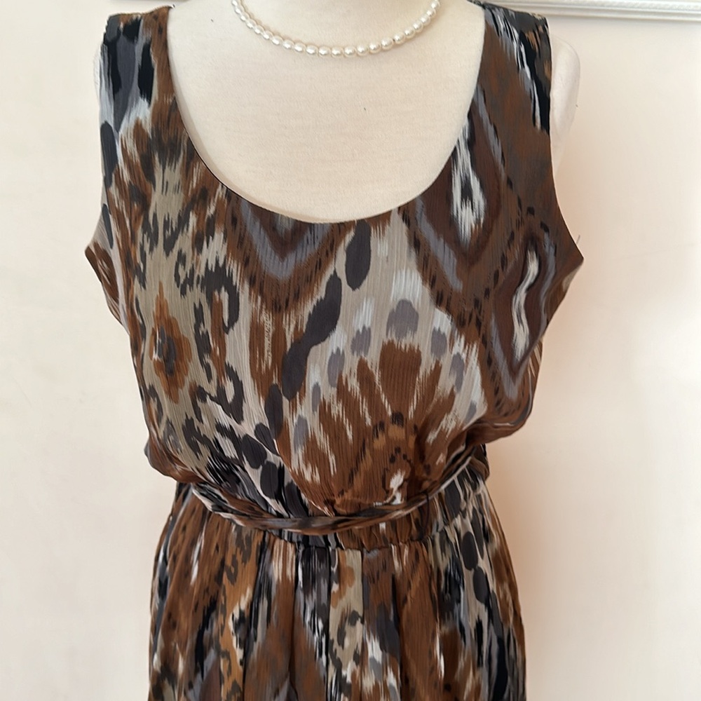 Addressing woman lined sleeveless dress. - Picture 2 of 8